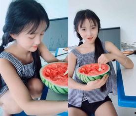 坐地上吃瓜拍照,镜头下的悠闲时光