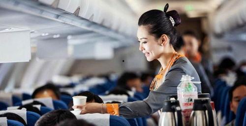 空姐和乘客吃瓜