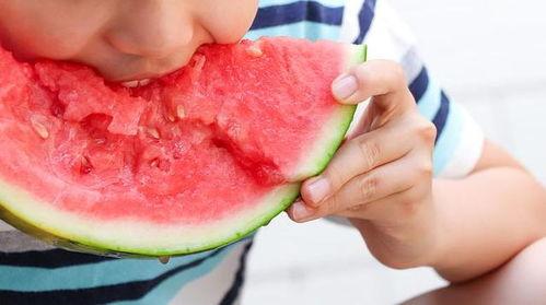 孩子吃瓜吃的肚子疼,孩子吃瓜肚子疼的真相揭秘