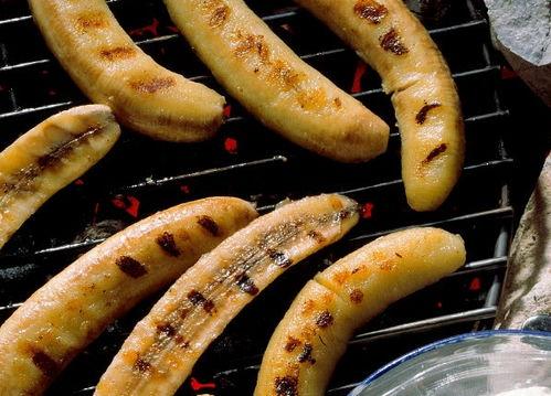 让别人帮忙烤肉吃瓜,烤肉吃瓜，邻里互助乐融融