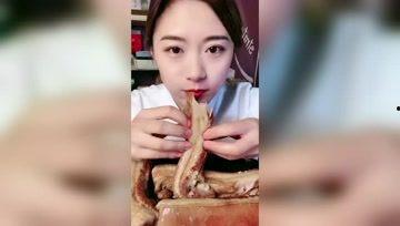 悦酱吃瓜少女,揭秘少女生活日常