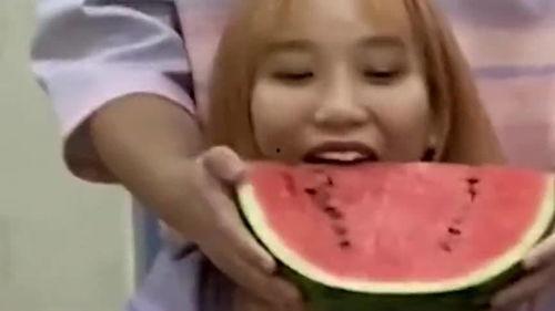 小刚路边吃瓜情侣,揭秘情侣甜蜜瞬间