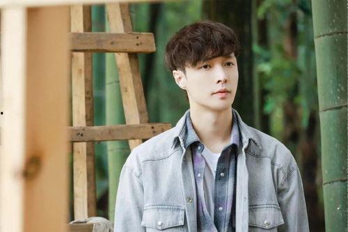 张艺兴吃瓜人,从明星到吃瓜达人的人生转变