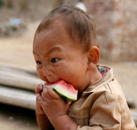 男生可爱的头像吃瓜,可爱男生吃瓜瞬间，萌化你的心