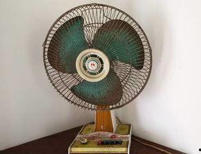 风扇吹着吃瓜视频,夏日吃瓜新体验